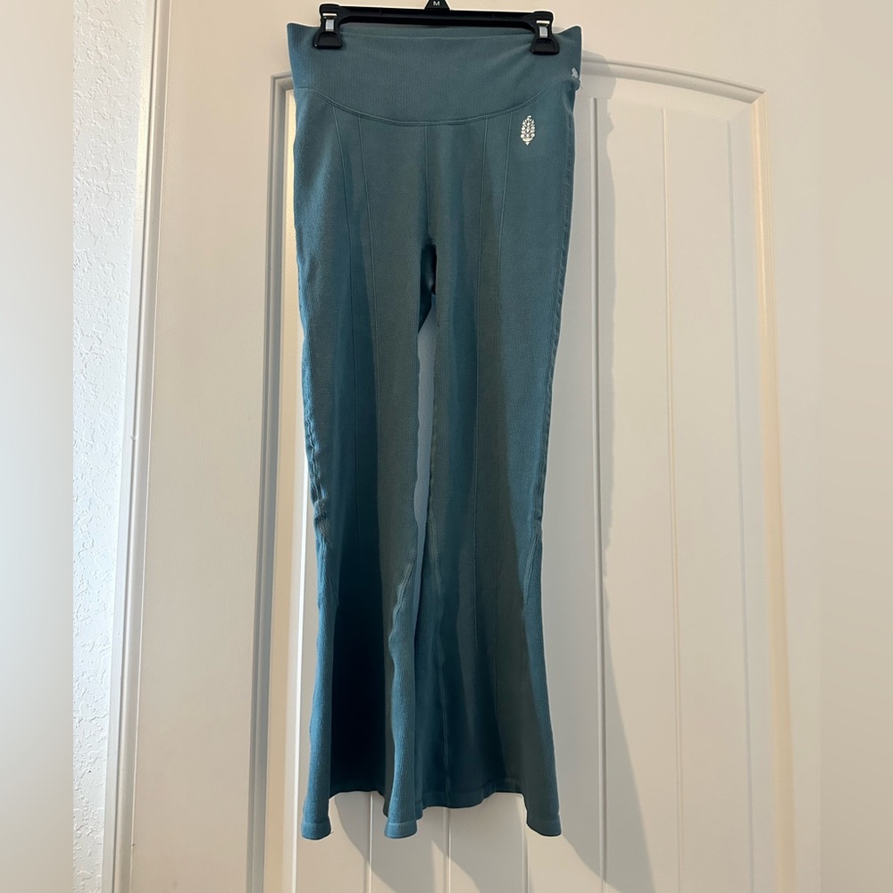 FREE PEOPLE CROPPED FLARE LEGGINGS